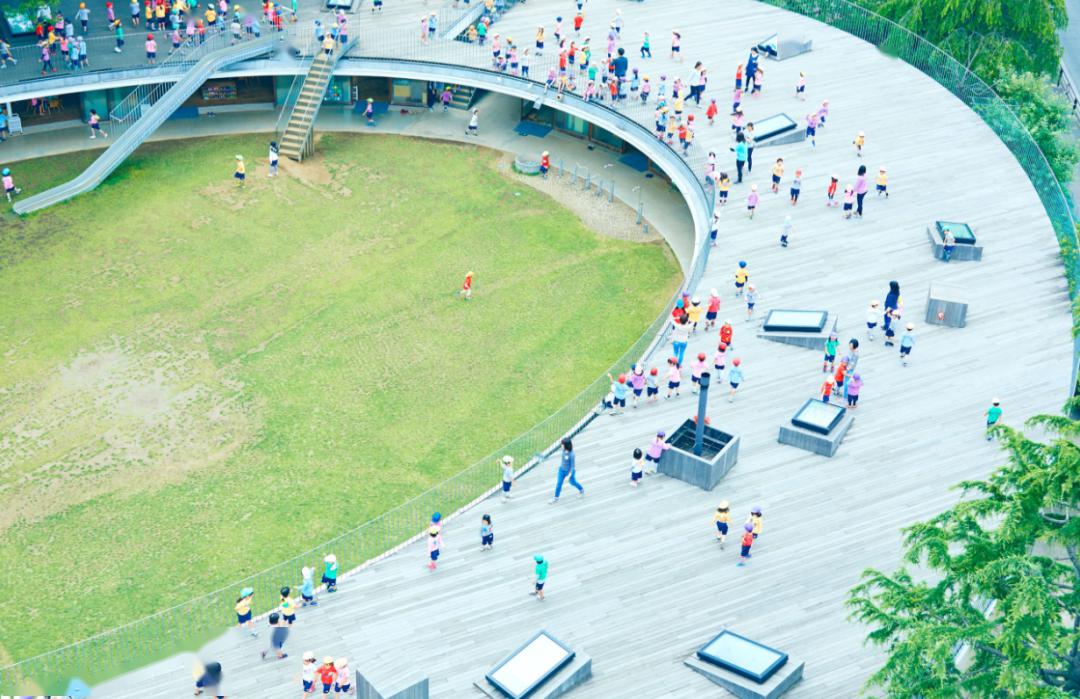 極簡(jiǎn)設(shè)計(jì)的幼兒園成為孩子釋放天性的樂園