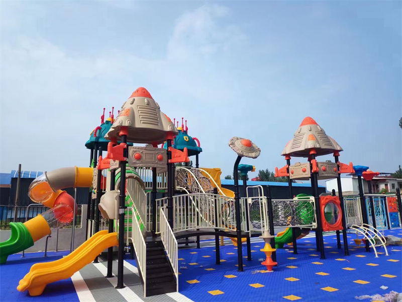 塑料 vs 木質(zhì) vs 不銹鋼：幼兒園滑梯材...